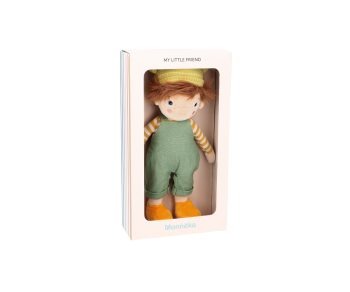 Muñeco de tela Pequeño Nico de Monnëka con peto verde dentro de su caja.