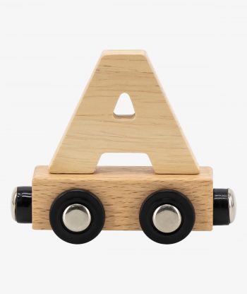 tren de letras de madera formando nombre infanti