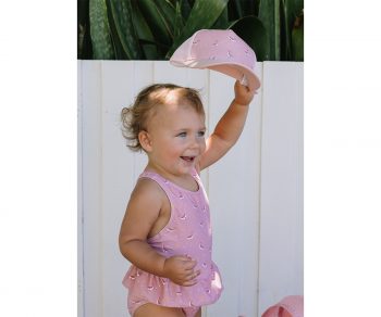 Bañador infantil protección solar Monnëka ballena rosa con volantes