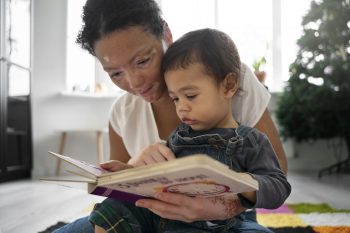 madre leyendo cuento a su hijo momento de lectura en familia desarrollo del lenguaje infantil