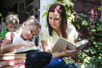 madre leyendo cuentos a un niño y una niña momento de lectura en familia desarrollo infantil