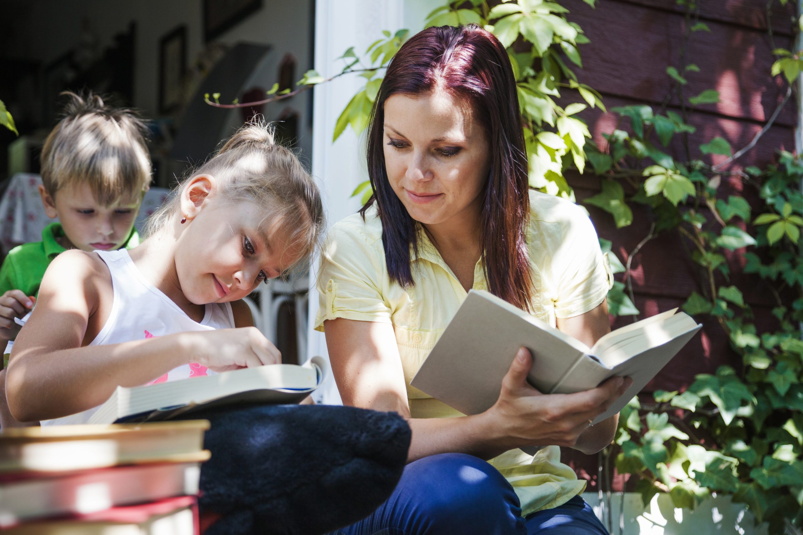 madre leyendo cuentos a un niño y una niña momento de lectura en familia desarrollo infantil