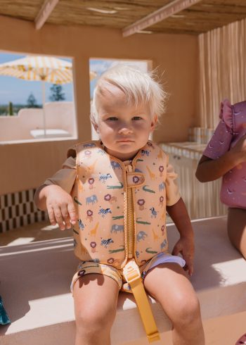 niño con pack verano Monnëka animales salvajes con chaleco camiseta protección solar bañador y escarpines