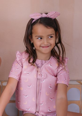 niño con pack verano Monnëka ballena rosa con chaleco camiseta protección solar bañador y escarpines