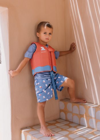 niño con pack verano Monnëka hipopótamo con chaleco camiseta protección solar bañador y escarpines
