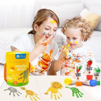 Niña pintando con las manos utilizando las pinturas de dedos lavables Jarmelo de 6 colores.