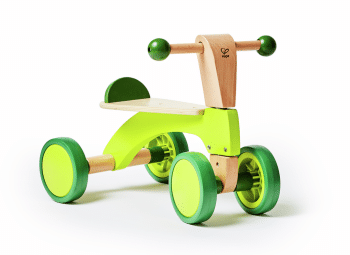 Bicicleta sin pedales verde de Hape con cuatro ruedas, asiento de madera y manillar.