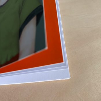 Detalle de las páginas interiores y la cubierta de la libreta cosida a mano Sonríe