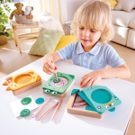 Niño utilizando el juego de dibujo Spin ’n’ Draw de Hape