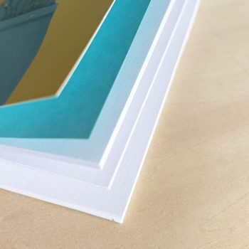 Detalle de las hojas blancas de la libreta cosida a mano Bolsillo con flores