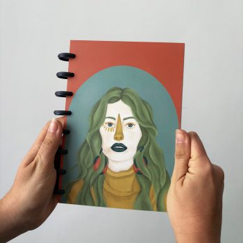 Portada de la libreta ilustrada Reina Tierra de Nazaret Moreno con retrato de mujer de cabello verde sobre fondo naranja