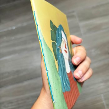 Detalle de la cubierta ilustrada de la libreta cosida a mano Naturaleza