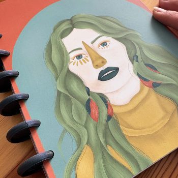 Detalle de la portada ilustrada Reina Tierra de Nazaret Moreno con mujer de cabello verde