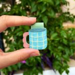 Marcapáginas magnético Taza colocado en las páginas de un libro