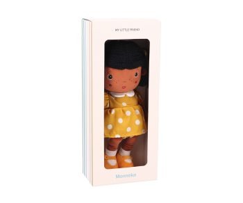 Muñeca de tela Nina de Monnëka con vestido amarillo de lunares dentro de su caja