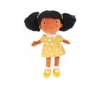 Muñeca de tela Nina de Monnëka con coletas negras y vestido amarillo de lunares blancos