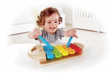 Niño jugando con xilófono infantil Arcoíris Hape